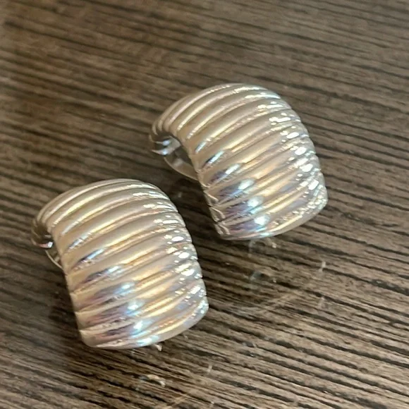 Vintage Premier Designs Ribbed Silver-tone Clip Earrings - Picture 13 of 14